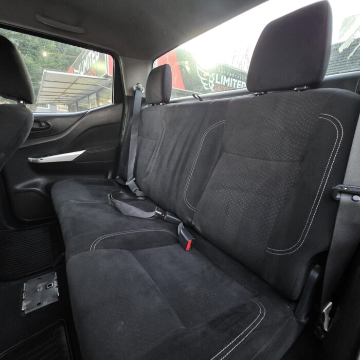 Nissan Np300 Dcab — foto 26 de 40