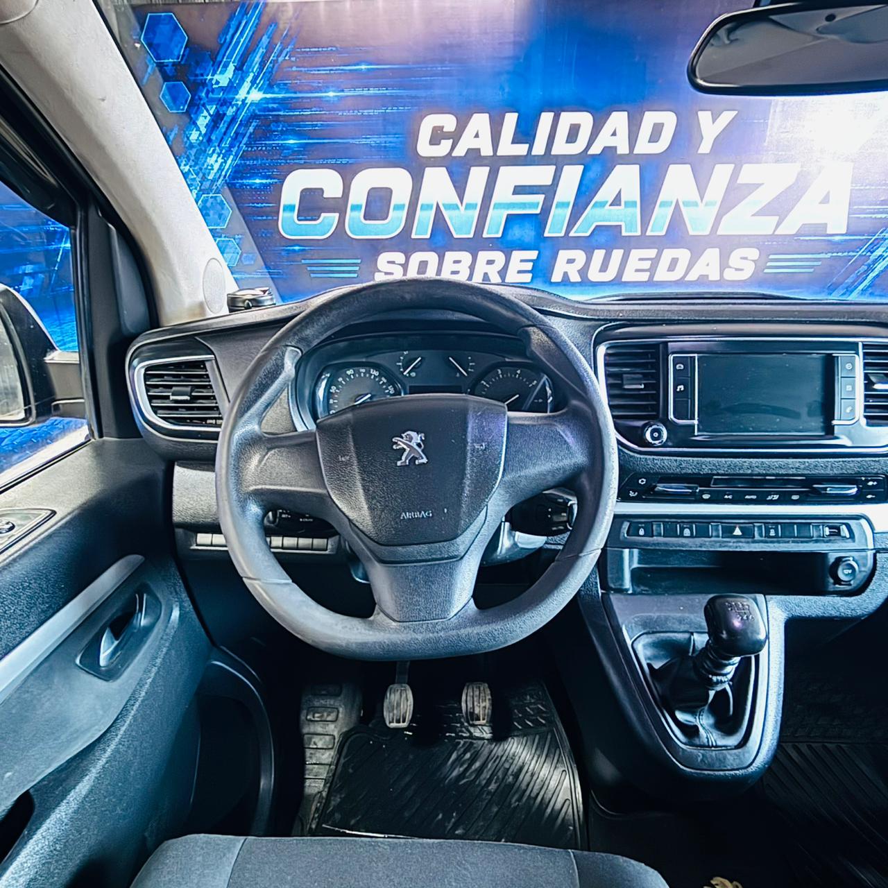 Peugeot Traveller Business — foto 32 de 39