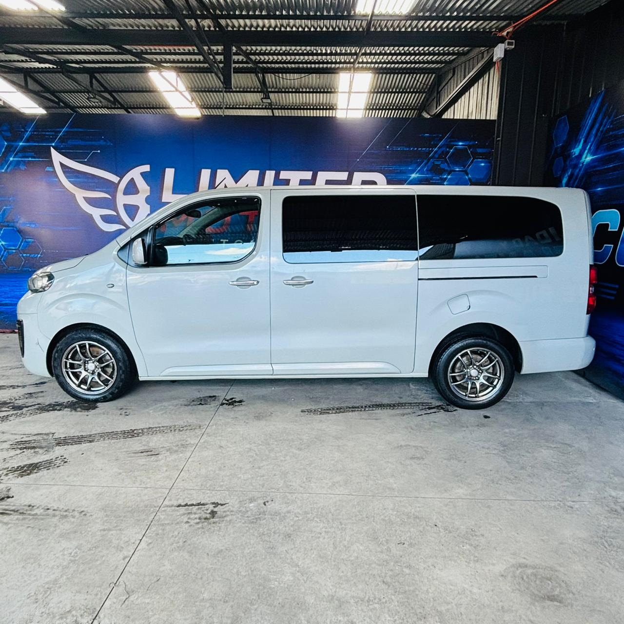 Peugeot Traveller Business — foto 14 de 39