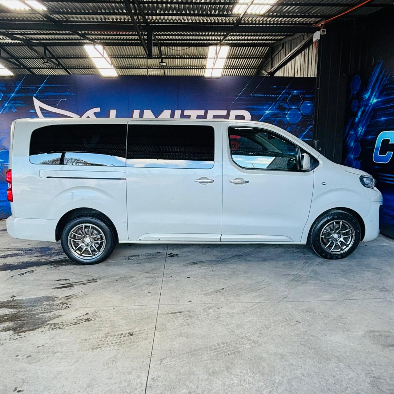 Peugeot Traveller Business — foto 16 de 39