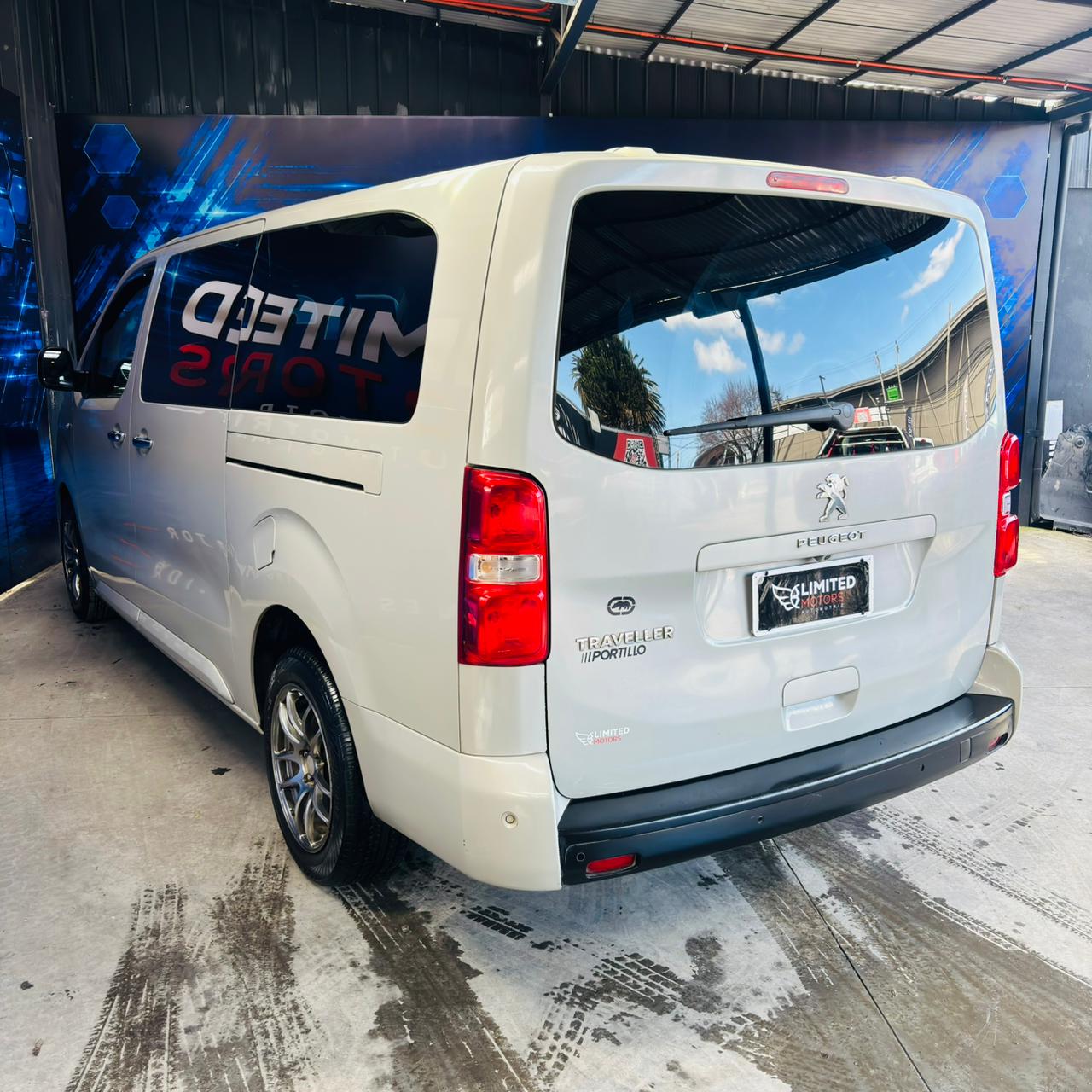 Peugeot Traveller Business — foto 18 de 39