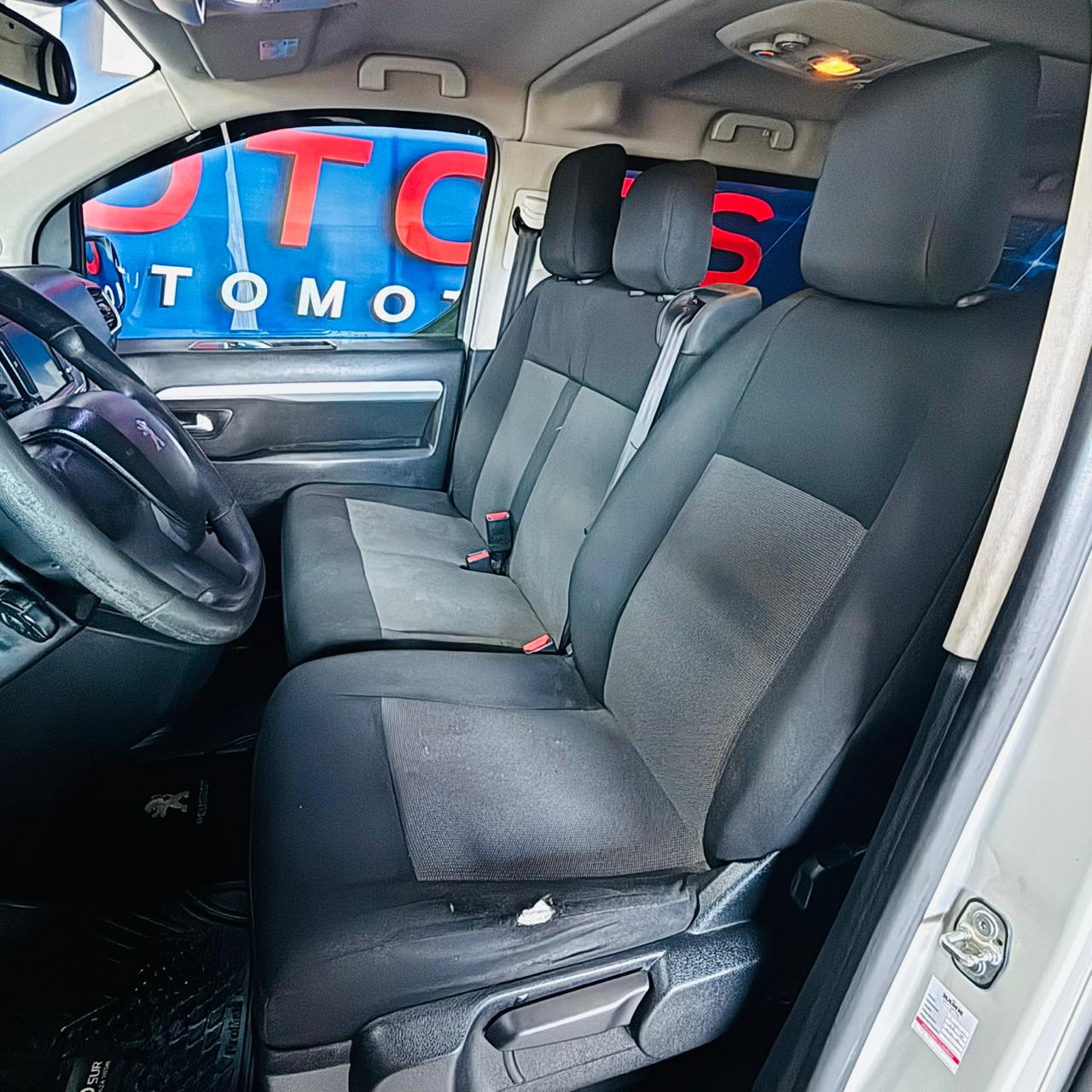 Peugeot Traveller Business — foto 24 de 39